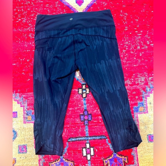 LULULEMON grey/black cropped printed leggings sz 6 - Picture 4 of 9